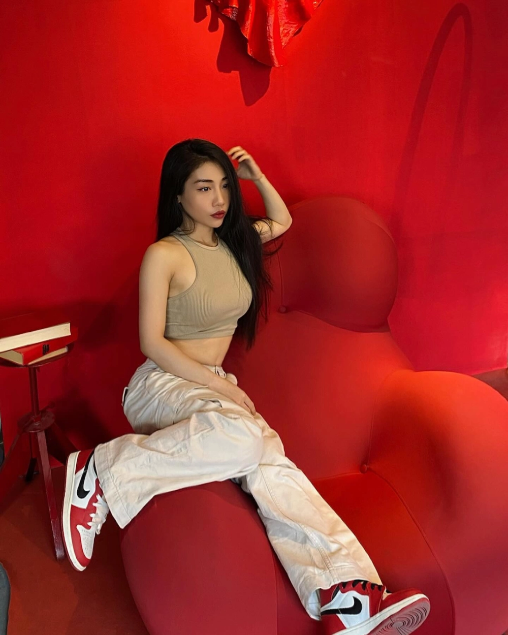 Ảnh nghệ thuật ma mị cùng Hằng BingBoong Khói gây chú ý