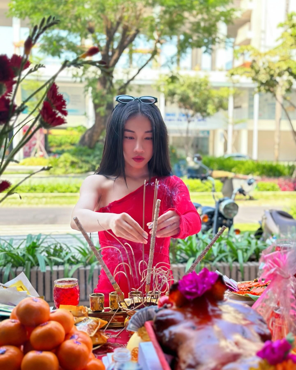 Hình ảnh kể chuyện đời ca sĩ trong Hằng BingBoong tiểu sử