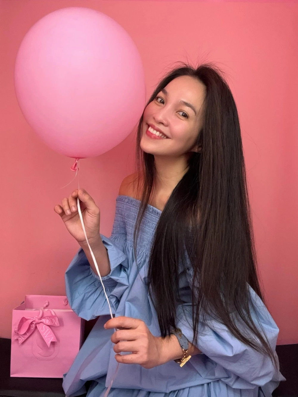 Hình ảnh xúc động mang chủ đề gia đình của bài hát về mẹ của Hiền Thục