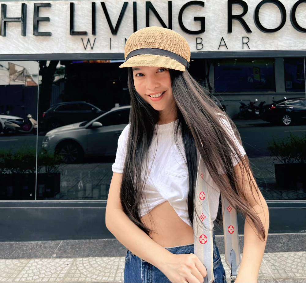 Sân khấu quê nhẹ nhàng với bản karaoke hồn quê Hiền Thục