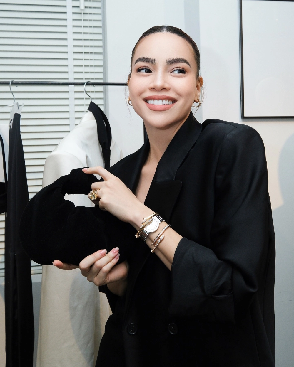 Ảnh toàn thân giúp tiết lộ Hồ Ngọc Hà cao bao nhiêu