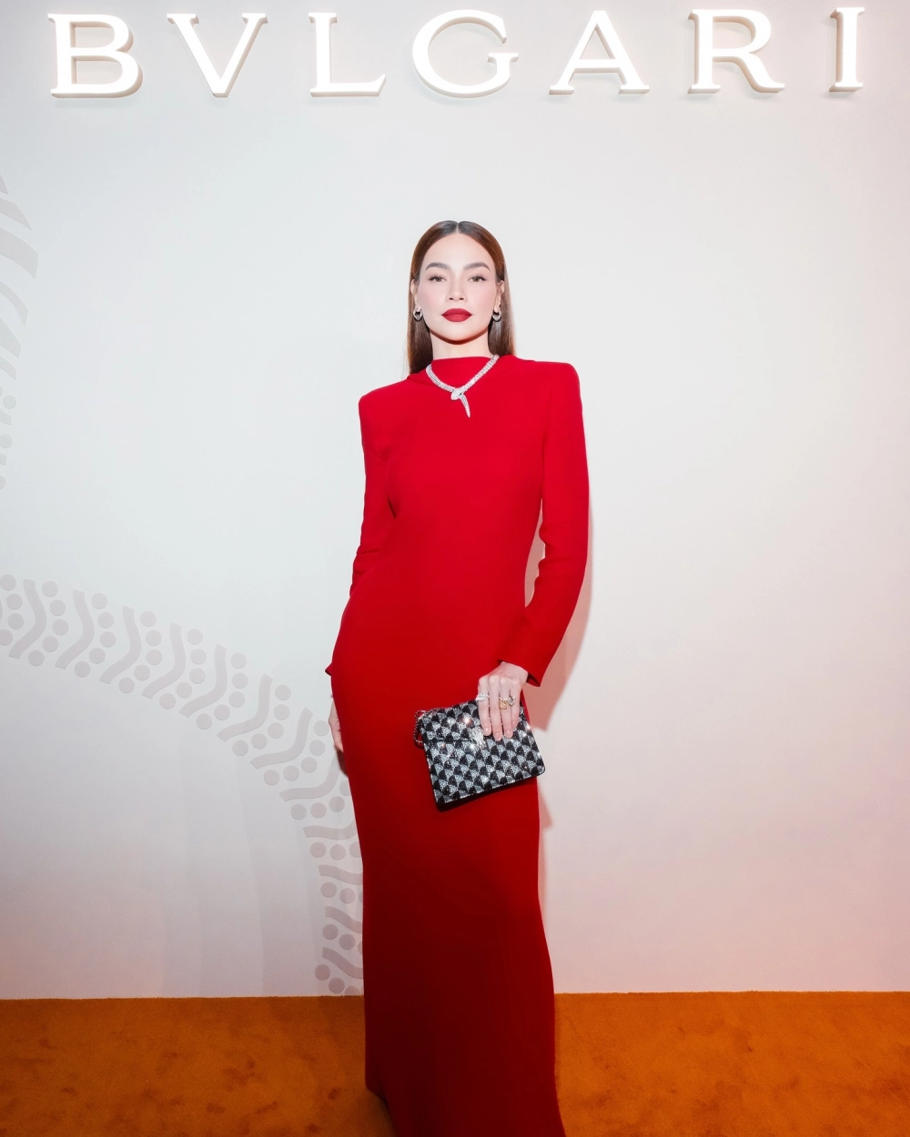 Khung hình trầm tư trong ca khúc cô đơn trên sofa Hồ Ngọc Hà