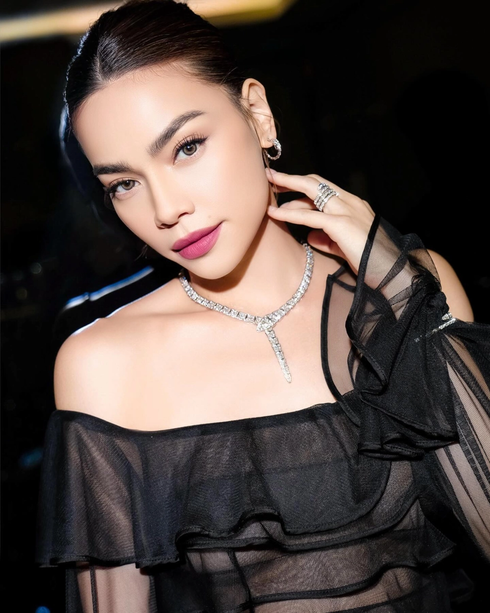 Góc sống ảo nhẹ nhàng trên sofa Hồ Ngọc Hà