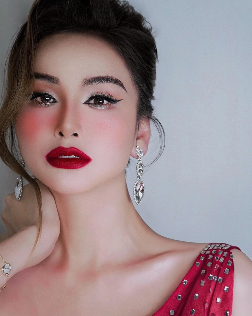 Nhan sắc nổi bật và cuốn hút của Lưu Thị Diễm Hương