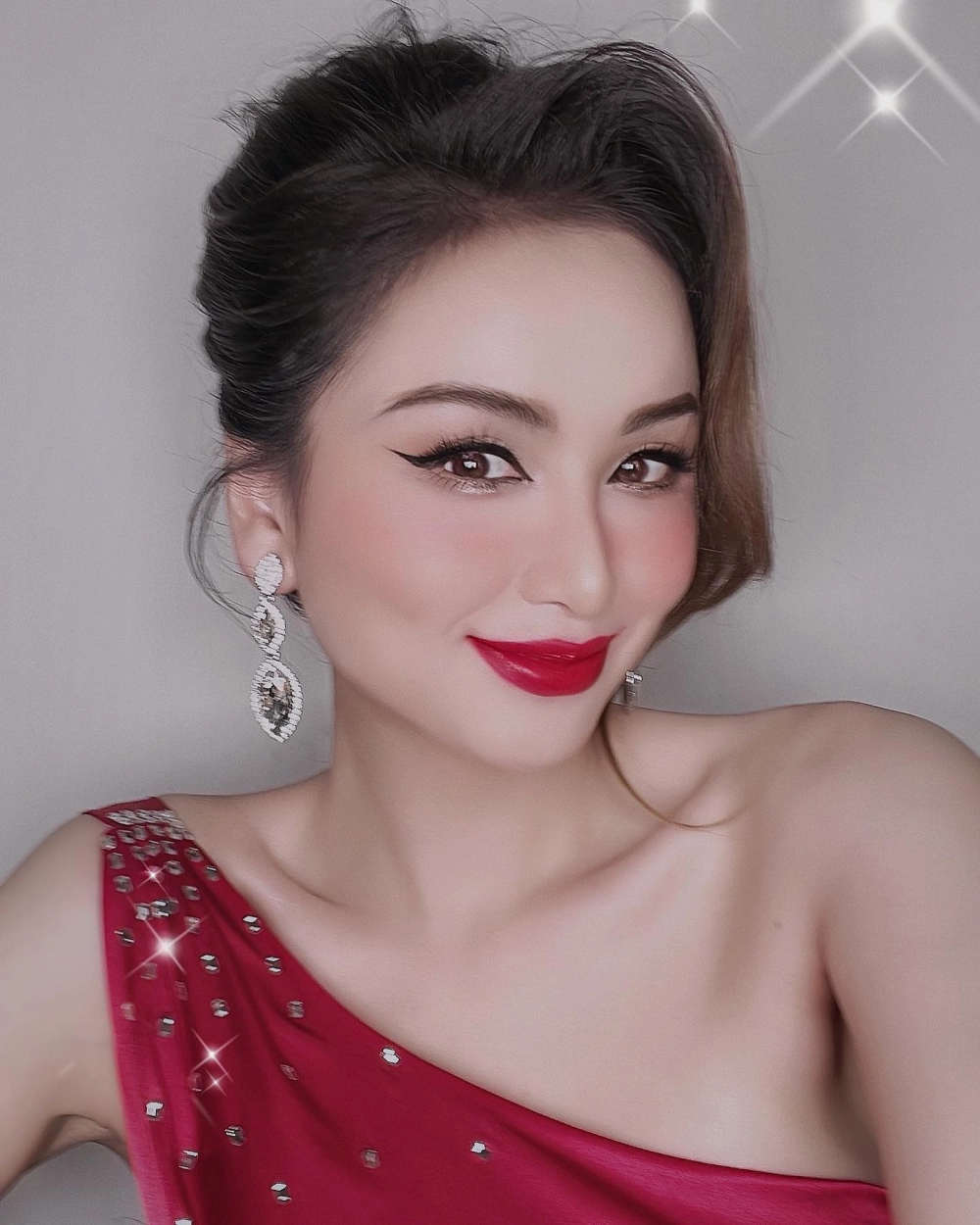 Visual quyến rũ của hoa hau Diem Huong được yêu thích