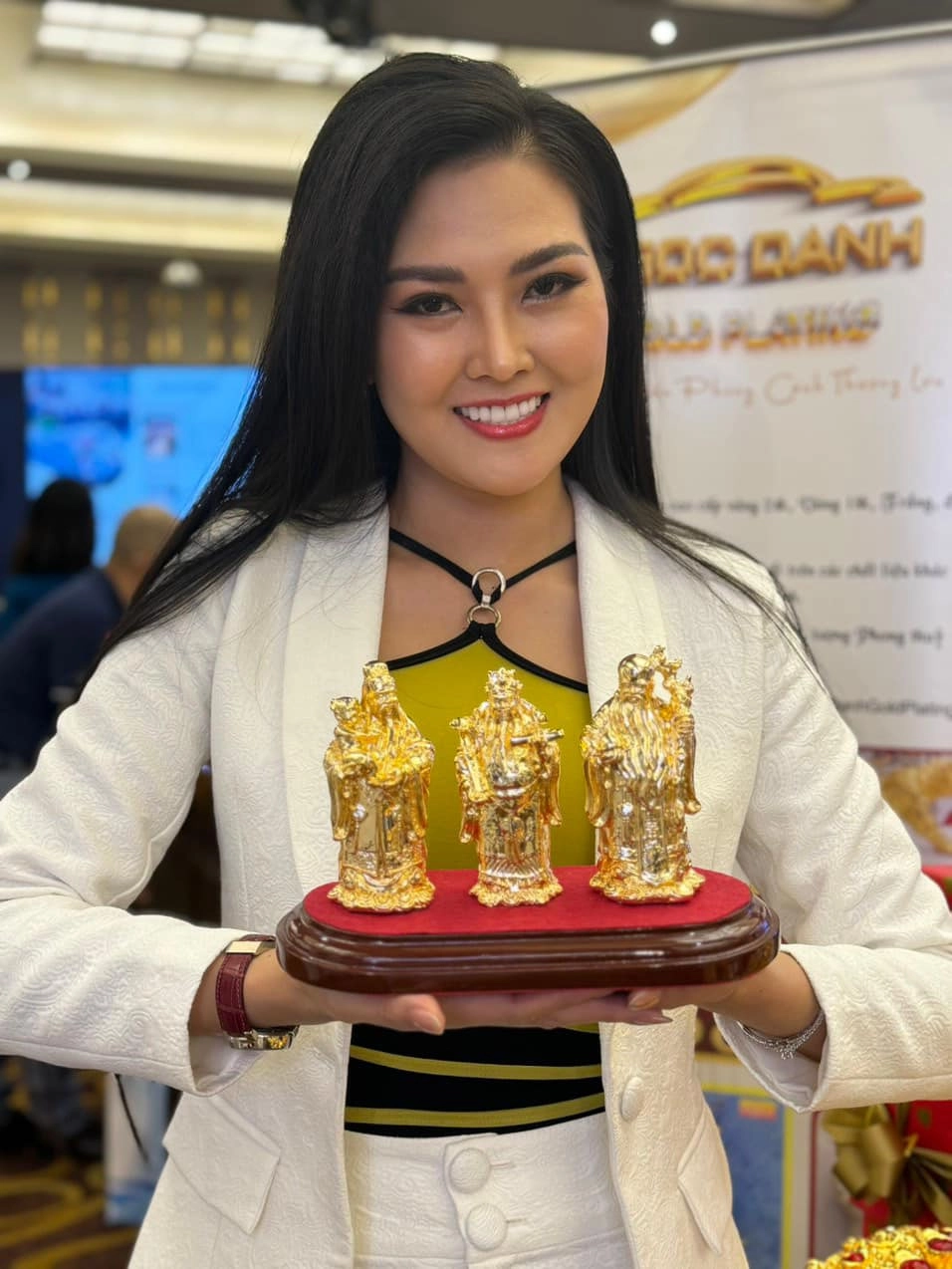 Hoa hậu Kim Thoa hát live với giọng ca nội lực và chuyên nghiệp