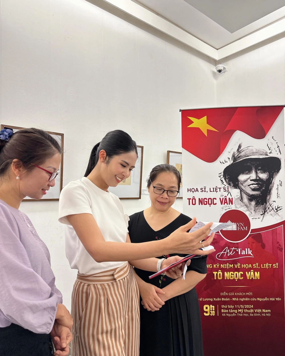 Ảnh nền nã ghi lại khoảnh khắc hoa hau Ngoc Hân đăng quang