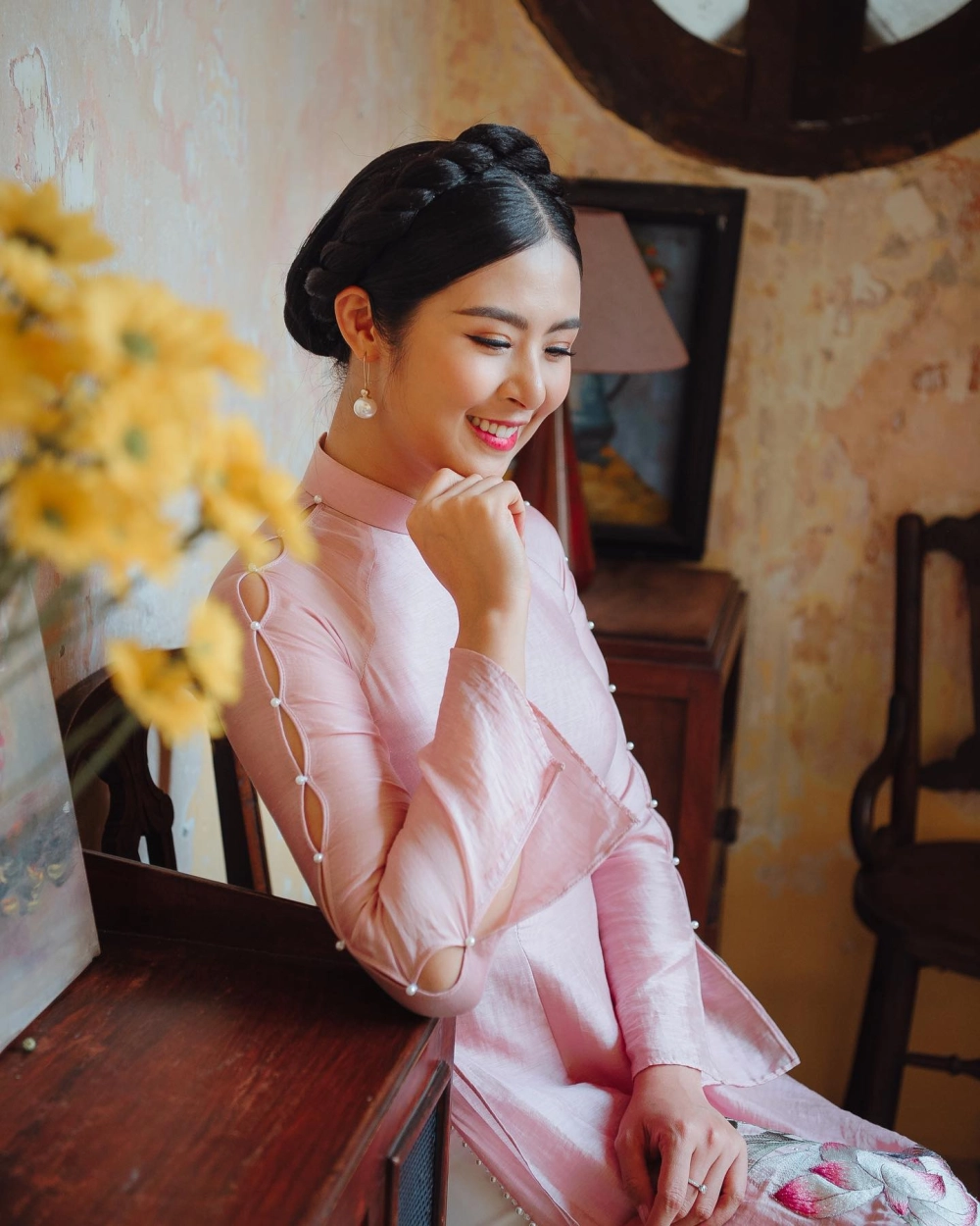 Ảnh hậu trường tự nhiên của Hân hoa hậu gây thiện cảm