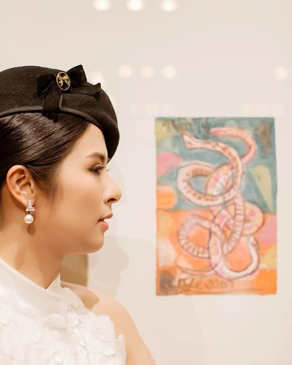 Ảnh đôi giản dị giữa hoa hau Ngoc Han va ban trai