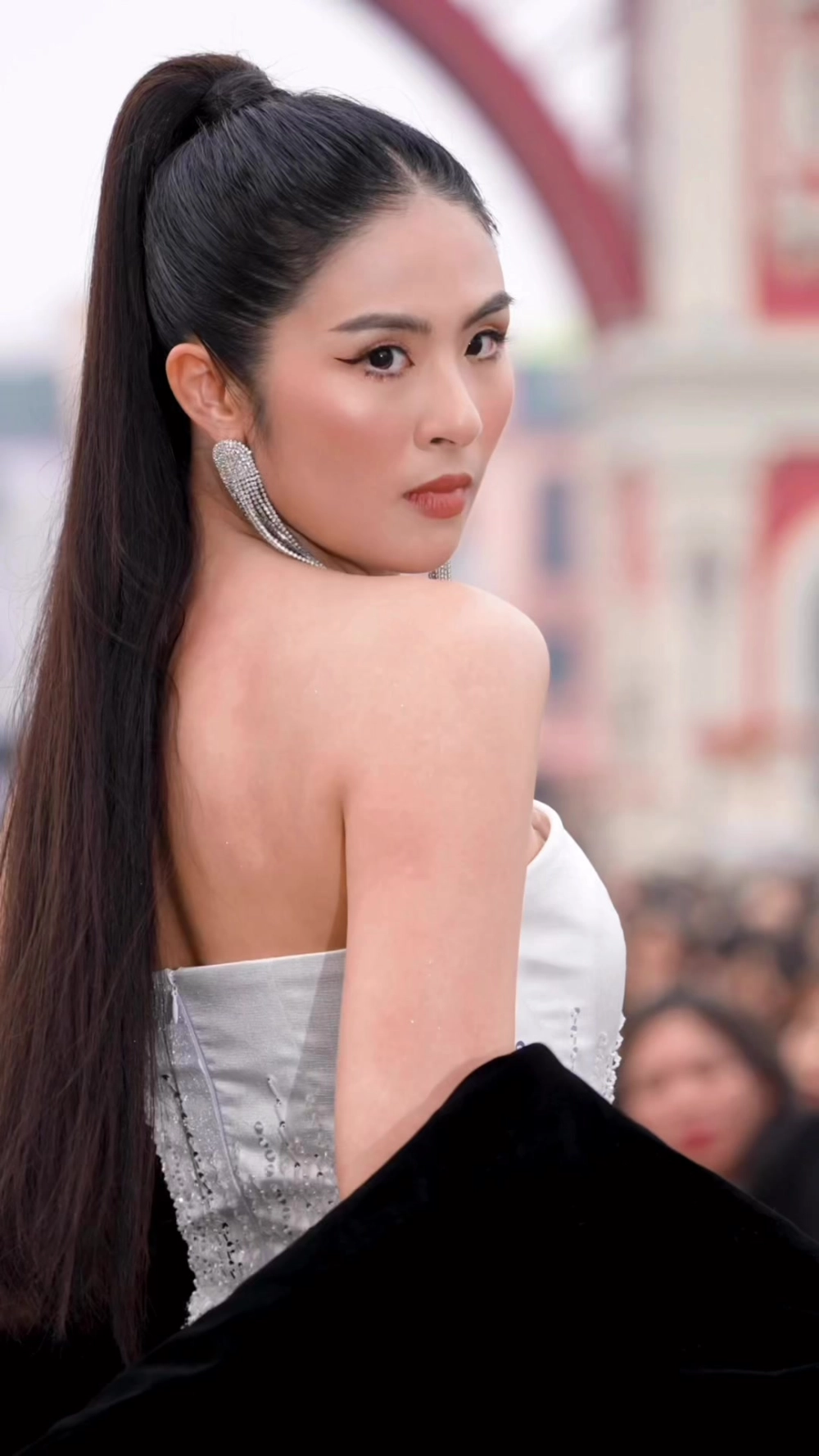 Cái nắm tay ngọt ngào cùng bạn trai hoa hậu Ngọc Hân