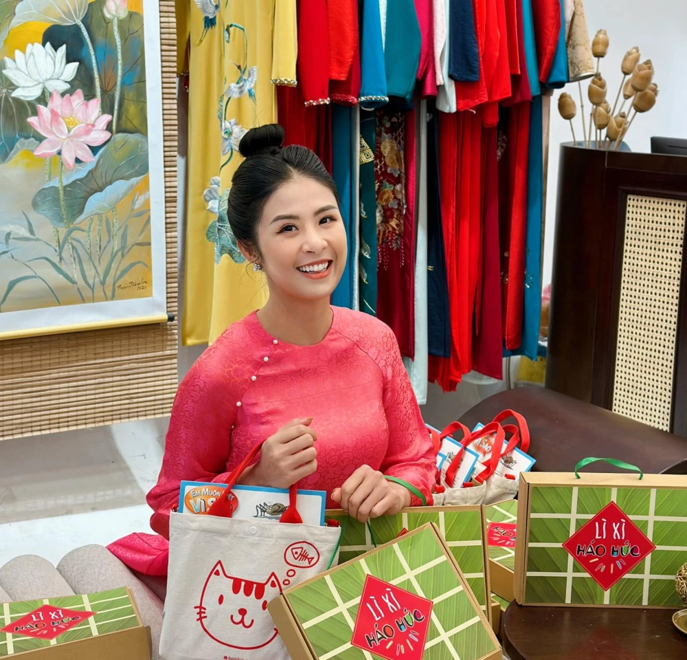 Ảnh đăng quang đầy cảm xúc của Ngọc Hân hoa hậu 2010