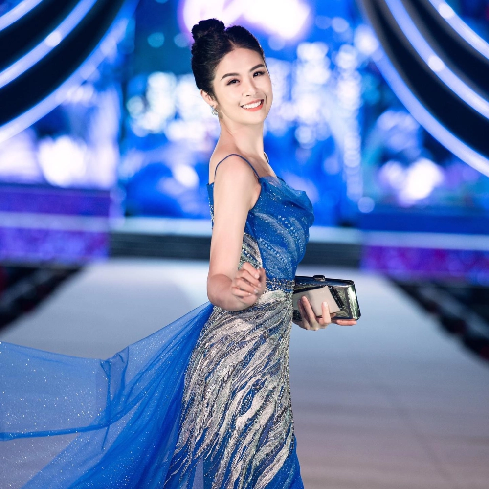 Vẻ đẹp dịu dàng của hoa hậu Ngọc Hân trong tà áo dài