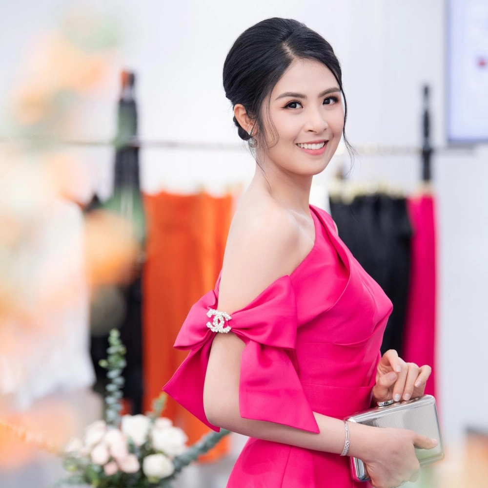 Ảnh nền nã ghi lại khoảnh khắc hoa hau Ngoc Hân đăng quang