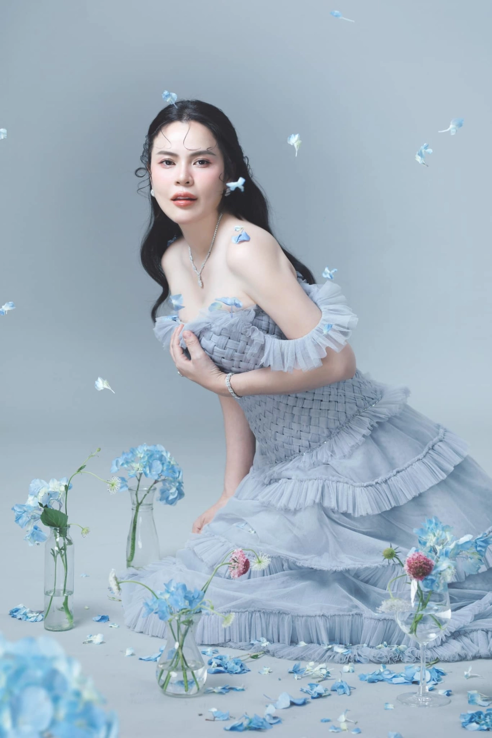 Cộng đồng mạng dậy sóng vì hoa hậu Phương Lê chế lời quốc ca