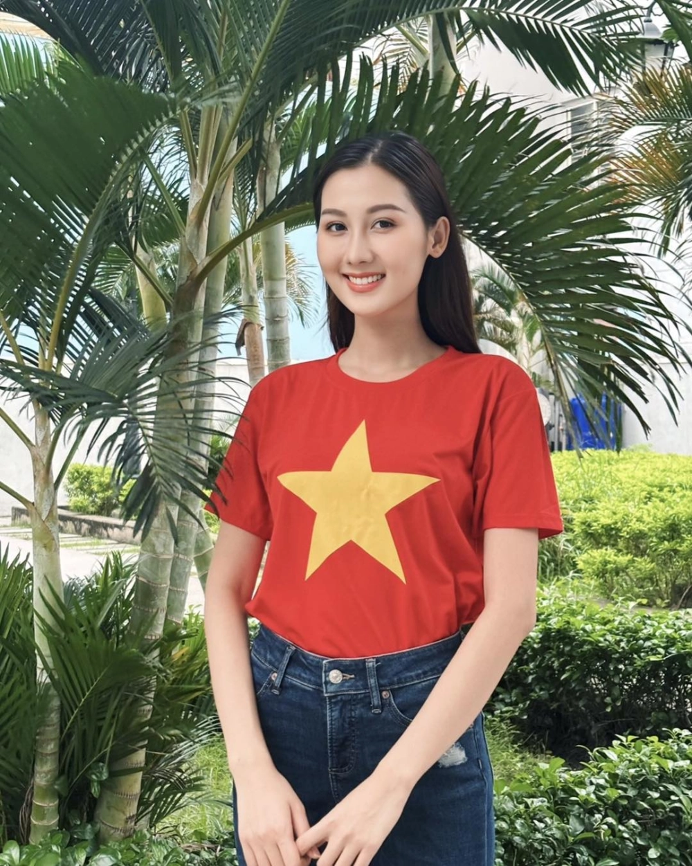 Khoảnh khắc hoa hậu Quế Anh giật mic gây tranh cãi