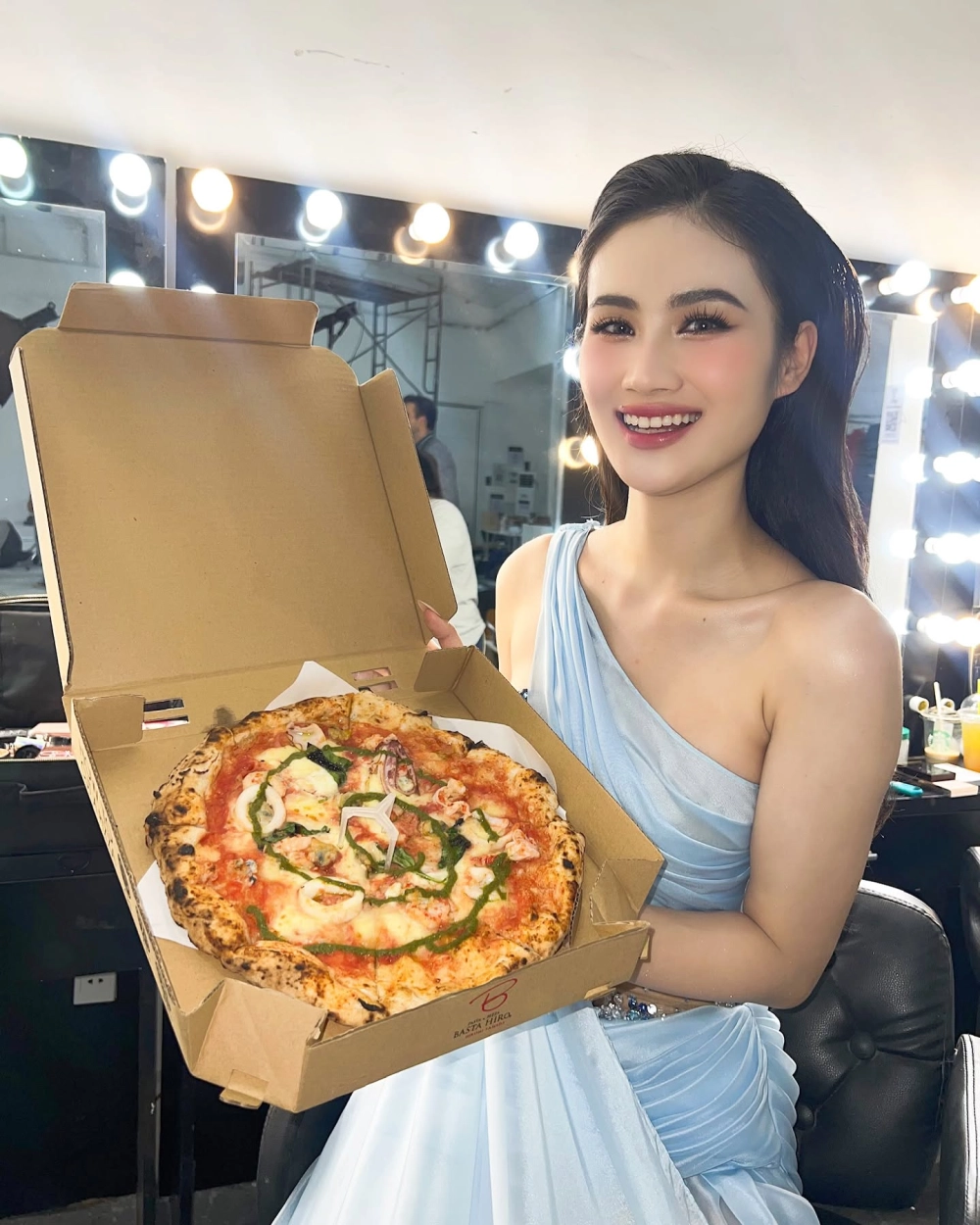 Netizen soi từng câu trả lời của hoa hậu Ý Nhi