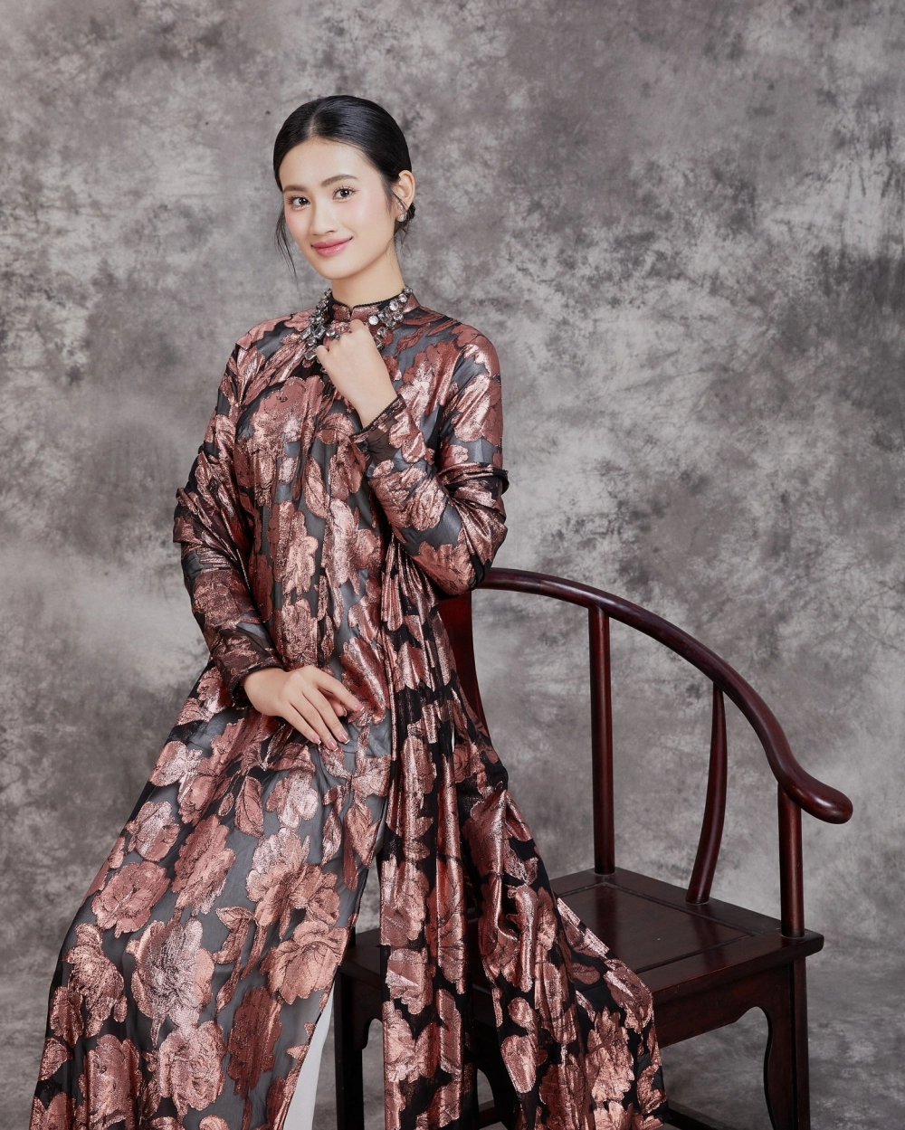 Chuyến đi hoa hậu Ý Nhi du học Úc gây tranh cãi