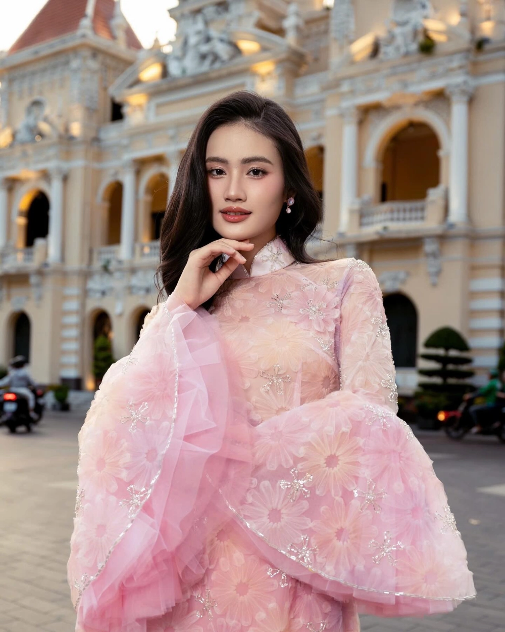 Thân hình quyến rũ của hoa hậu Ý Nhi diện bikini