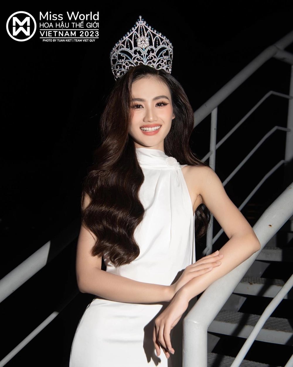 Ảnh hoa hậu Ý Nhi mặt mộc gây tranh cãi về nhan sắc