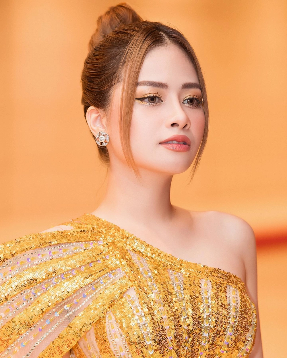 Sân khấu đầy cảm xúc khiến fan hát theo cùng karaoke Dương Hoàng Yến