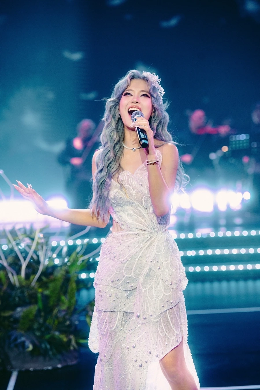 Ảnh street style trẻ trung của Hoàng Yến Chibi chiều cao