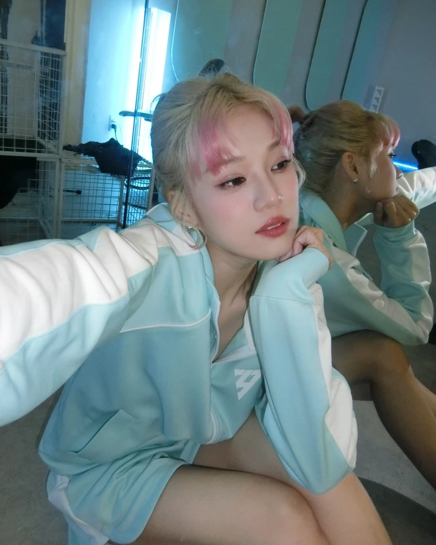 Cảnh quay rực rỡ từ MV Hoàng Yến Chibi đồi hoa mặt trời