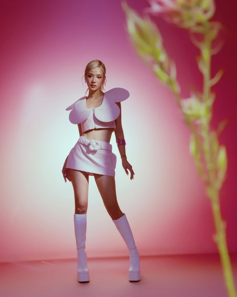 Ảnh độc đáo từ MV sốc nhiệt Hoàng Yến Chibi bùng nổ