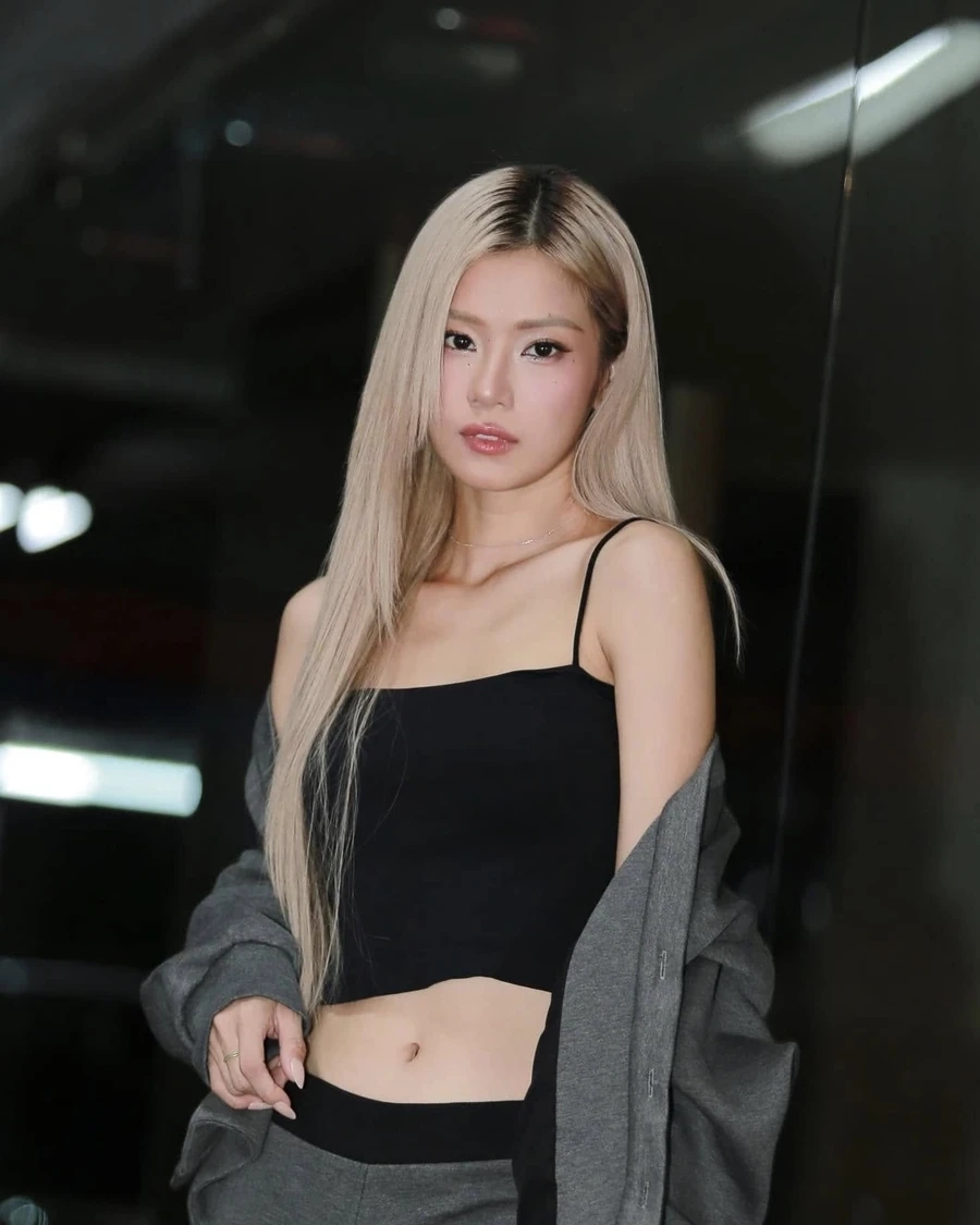 Góc nghiêng thanh thoát trong team Hoàng Yến Chibi chị đẹp