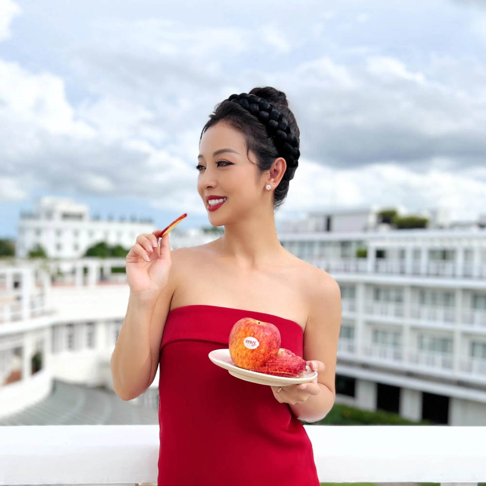 Vẻ đẹp quý phái của Pham Jennifer nổi bật tại sự kiện