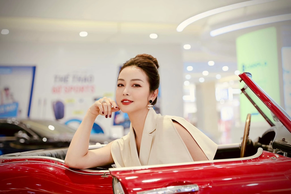 Góc hậu trường dịu dàng của Jennifer Nga Phạm