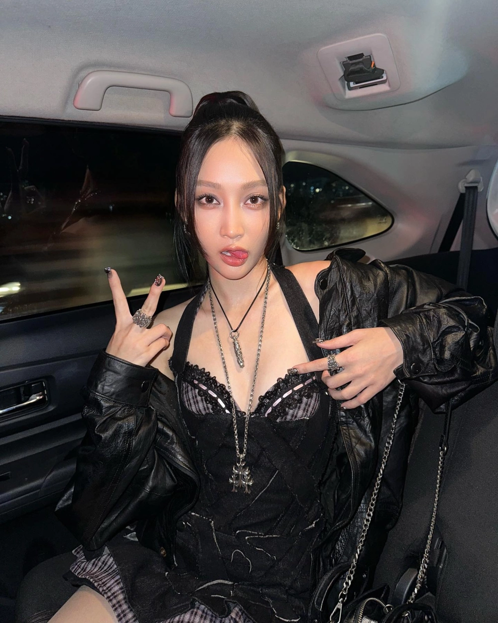 Góc ảnh vui nhộn trong Juky San anh trai say hi