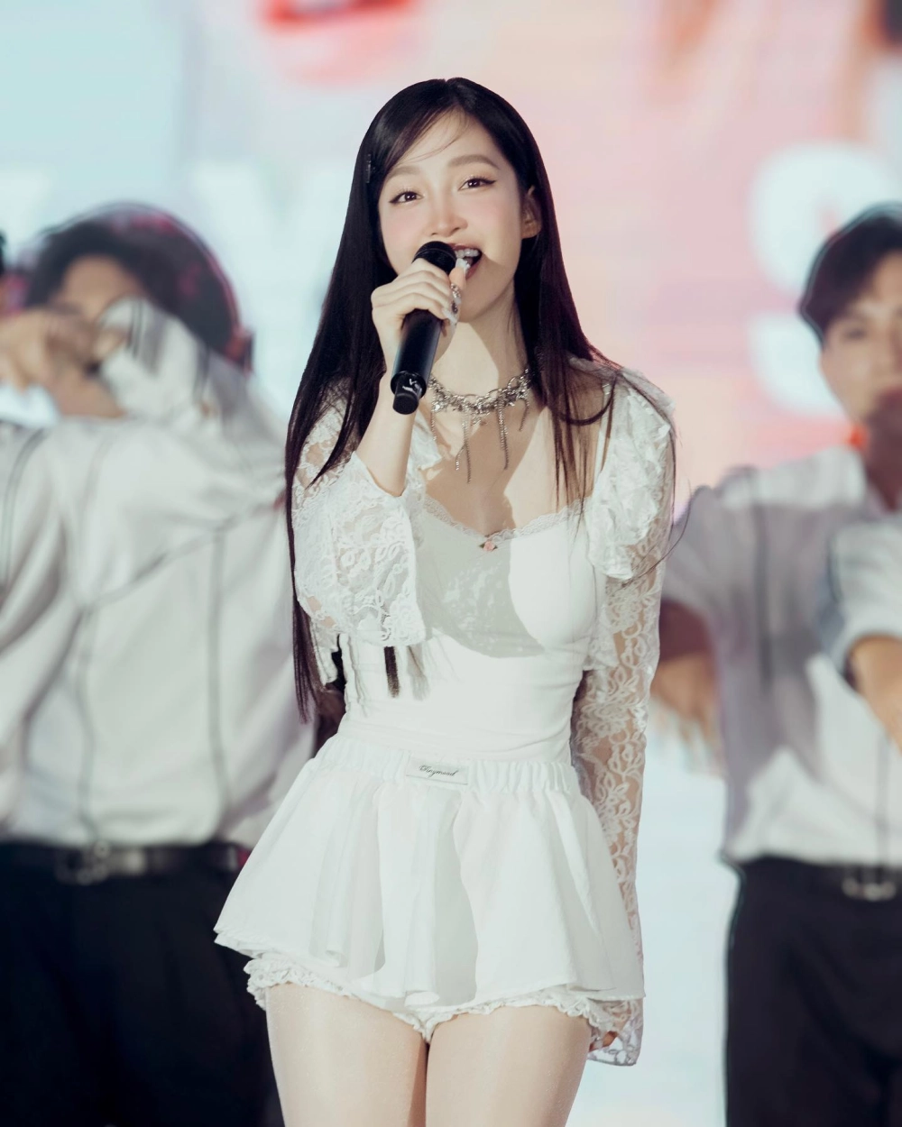 Loạt ảnh cảm xúc theo từng Juky San bài hát