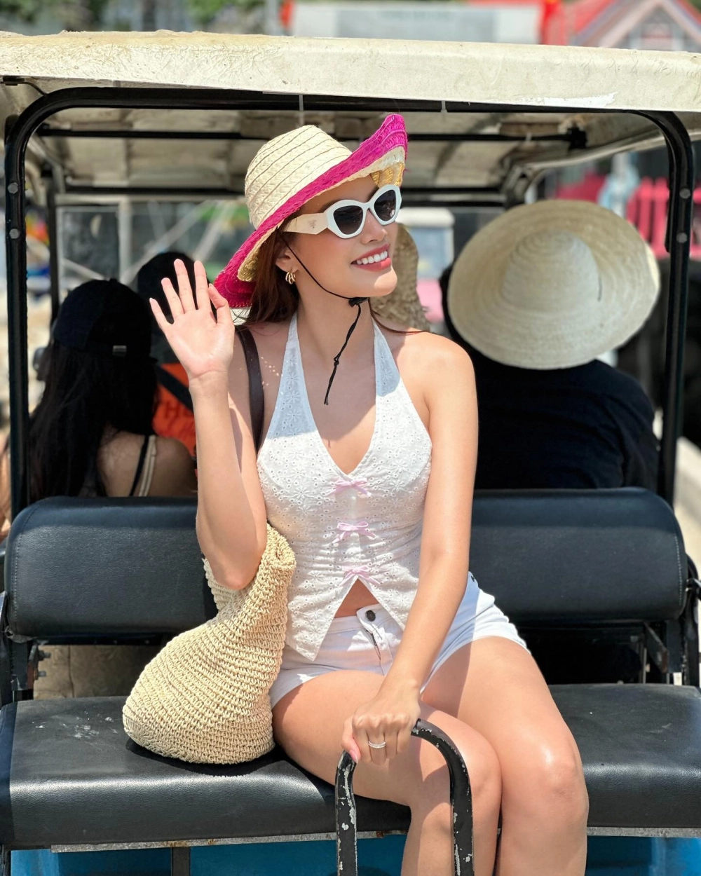 Hình ảnh Lê Hoàng Phương diện áo dài truyền thống đầy khí chất