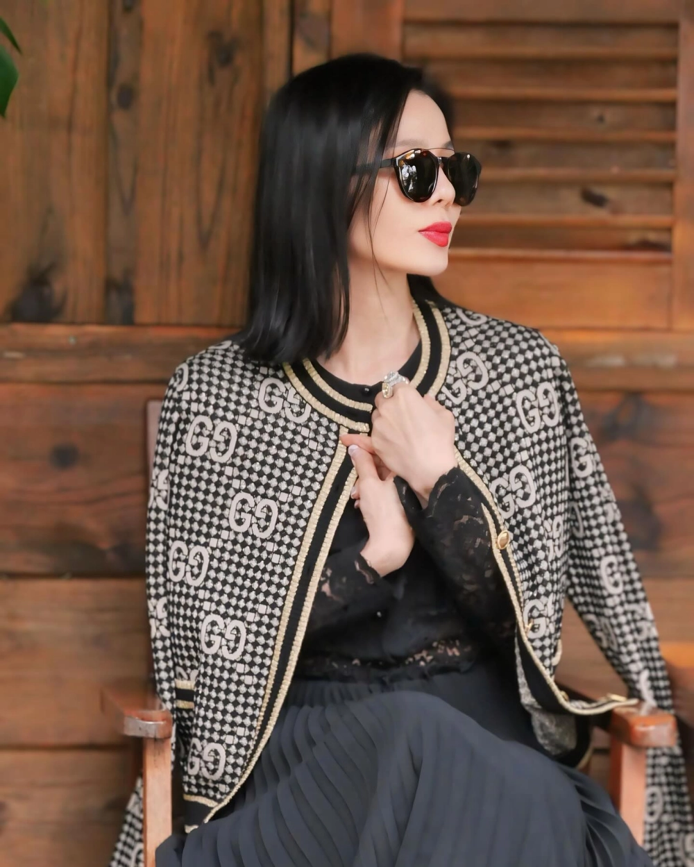 Visual sâu lắng tương ứng với Lệ Quyên vì em còn thương