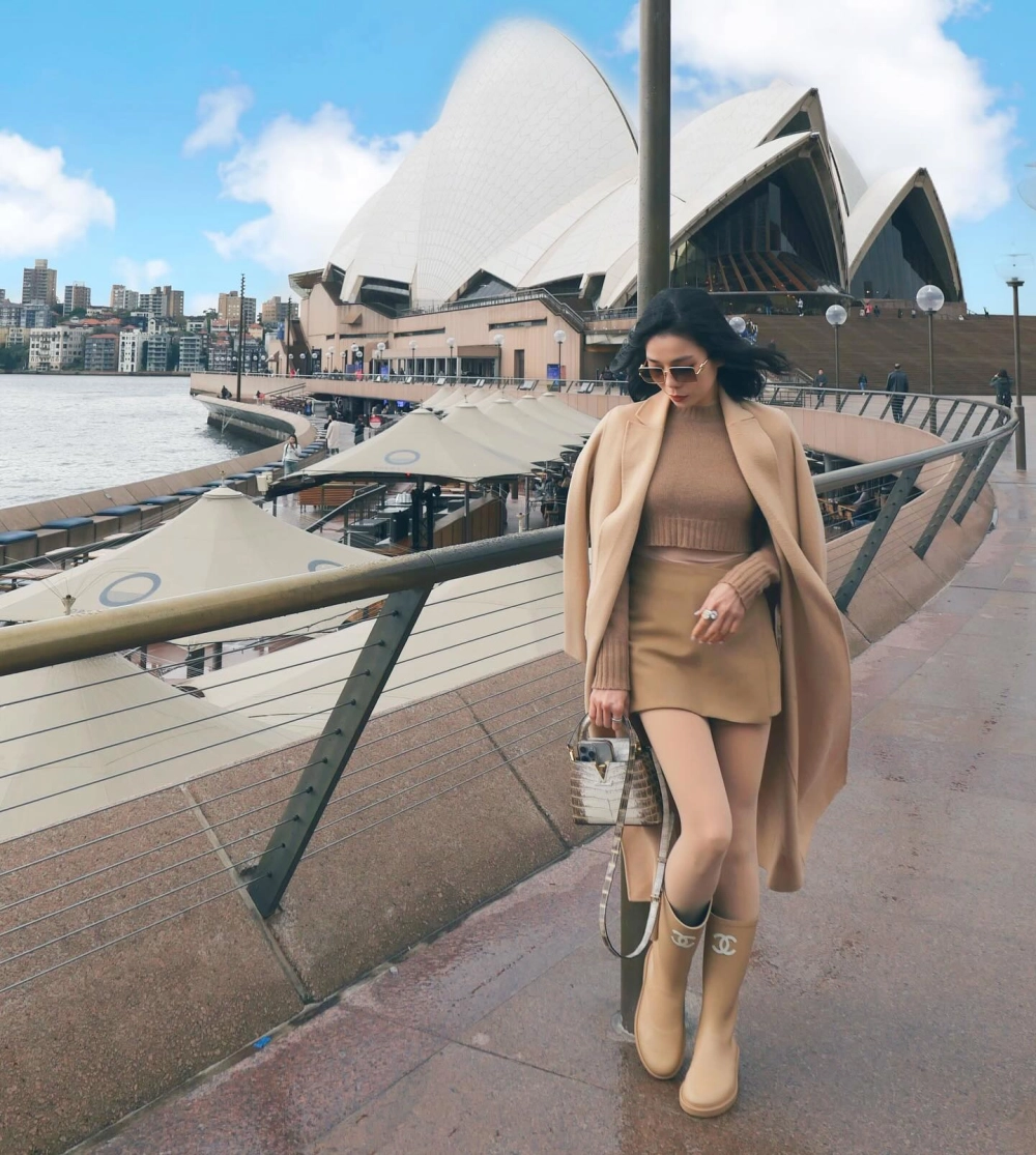 Thần thái không đổ tuổi khiến ai tò mò ca sĩ Lệ Quyên sinh năm bao nhiêu