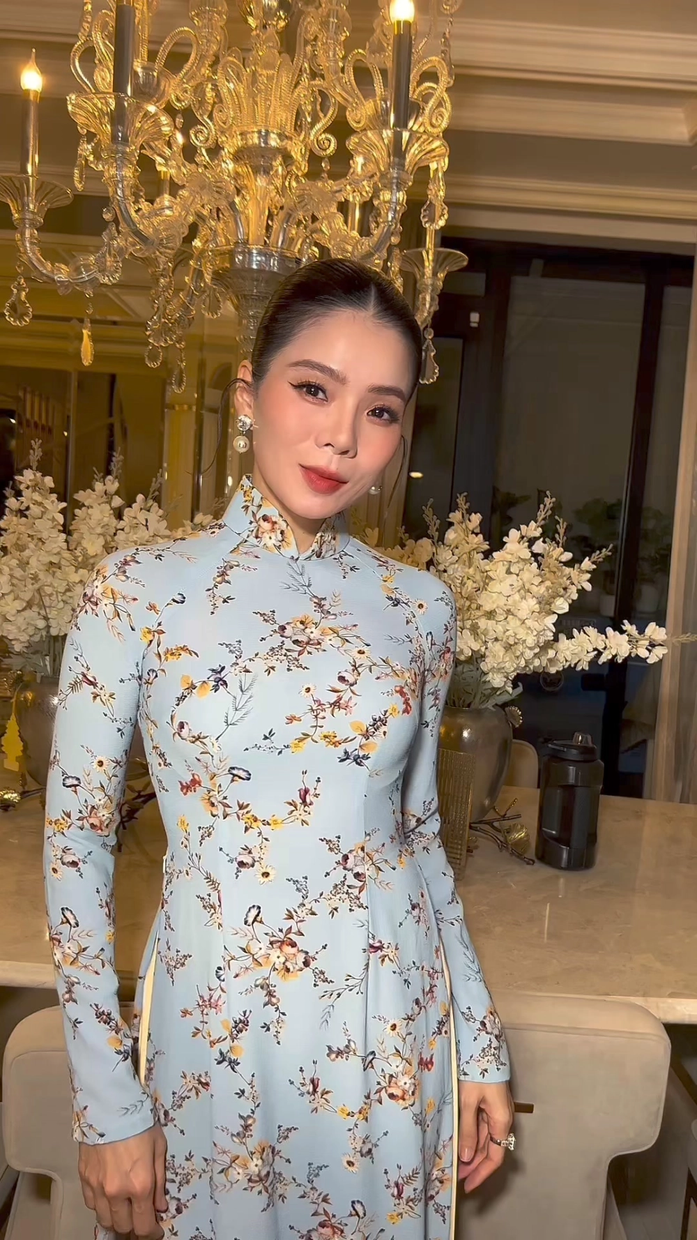 Khung hình day dứt theo lời bài hát Lệ Quyên ai khổ vì ai