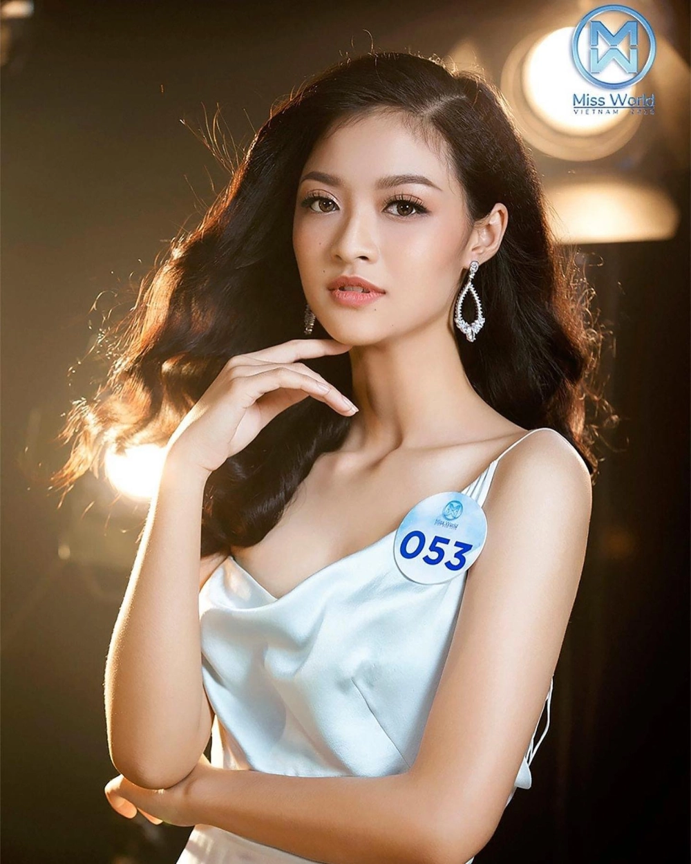 Style sang trọng đậm chất riêng của Lona Kiều