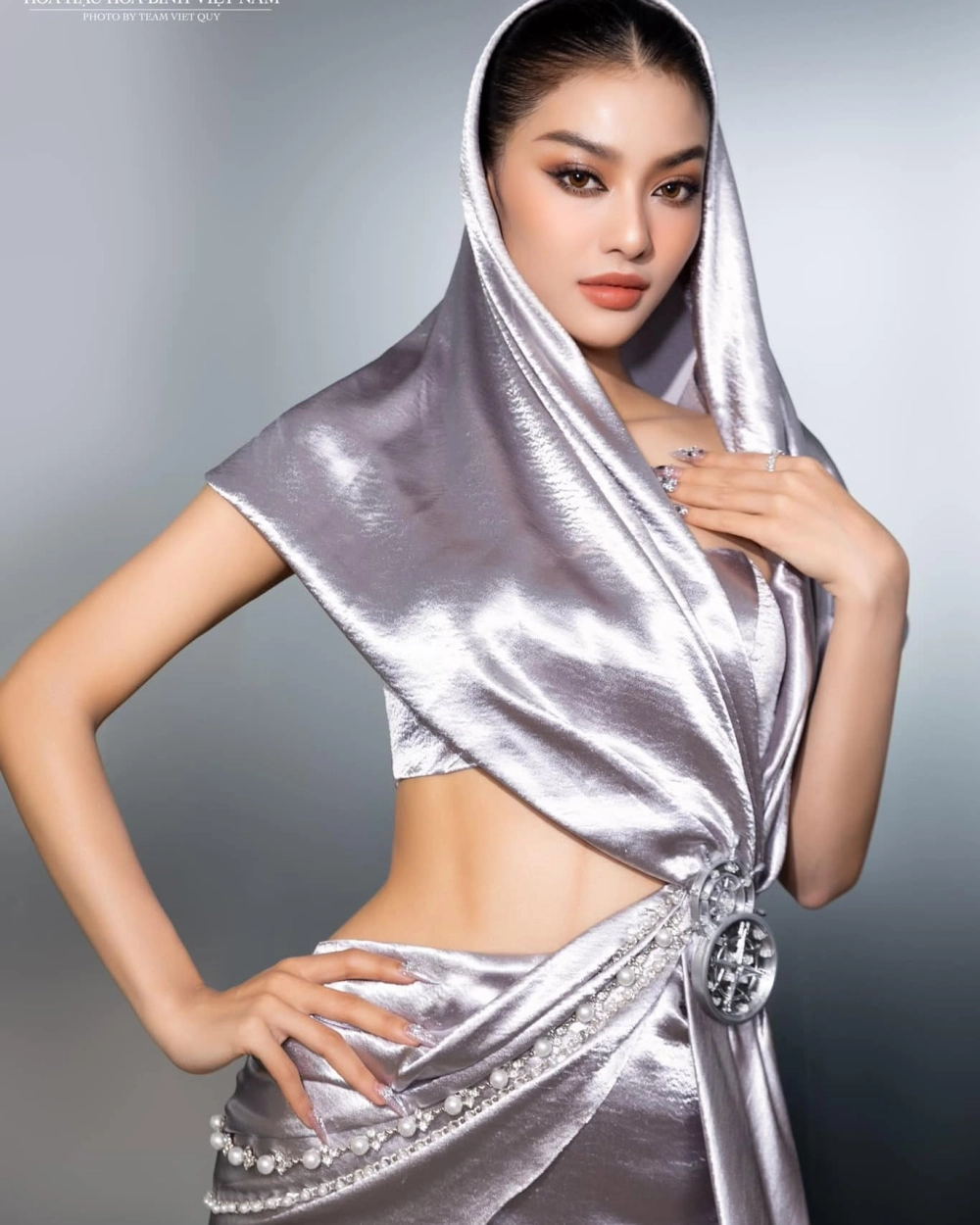 Thần thái và vóc dáng chuẩn của Lona Kiều Loan chiều cao