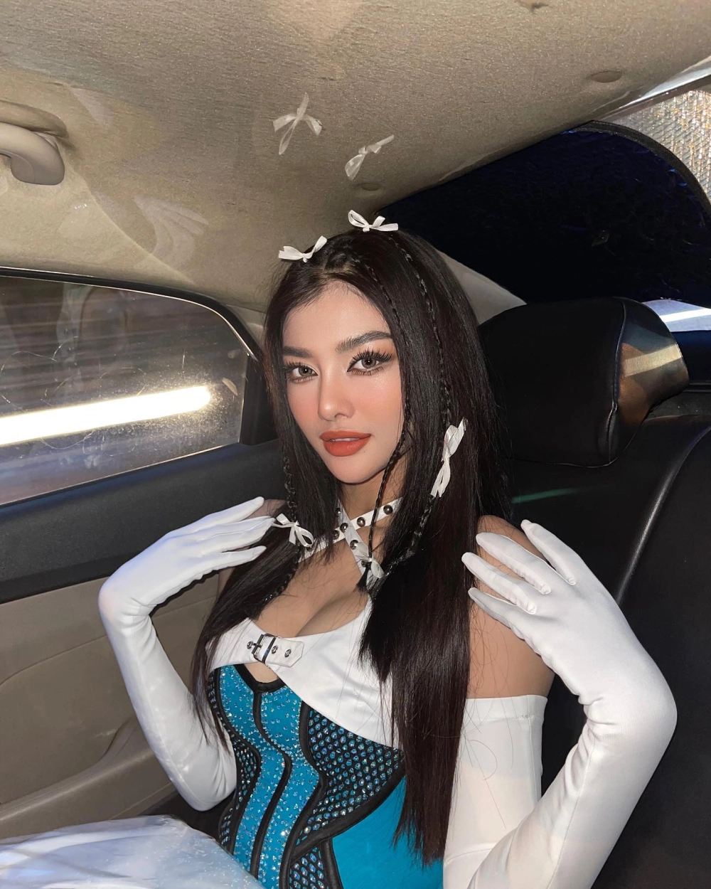 Hình ảnh gắn liền với loạt Lona Kiều Loan bài hát đình đám