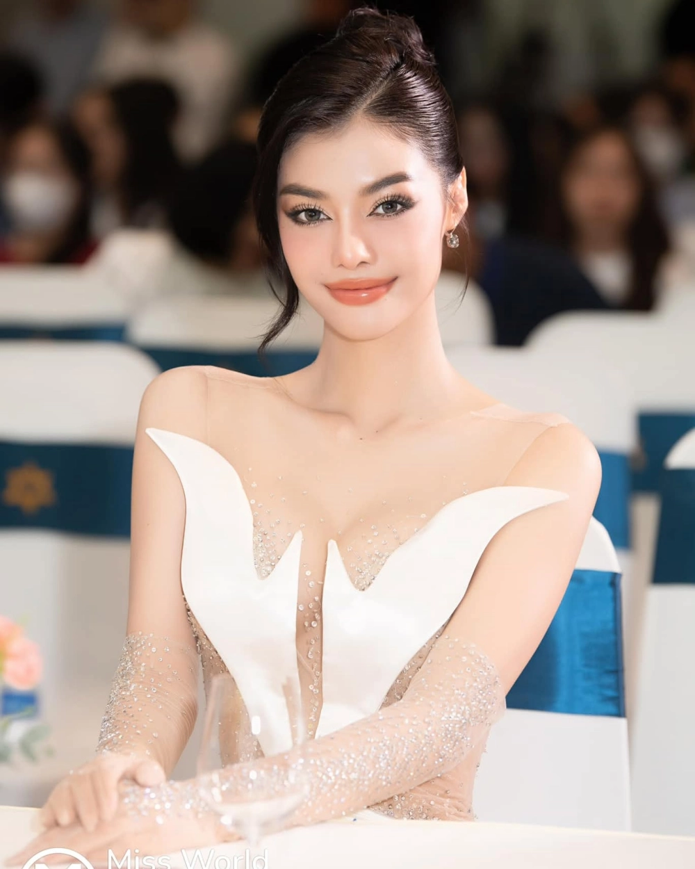 Á hậu tỏa sáng trên sân khấu Lona Kiều Loan hát