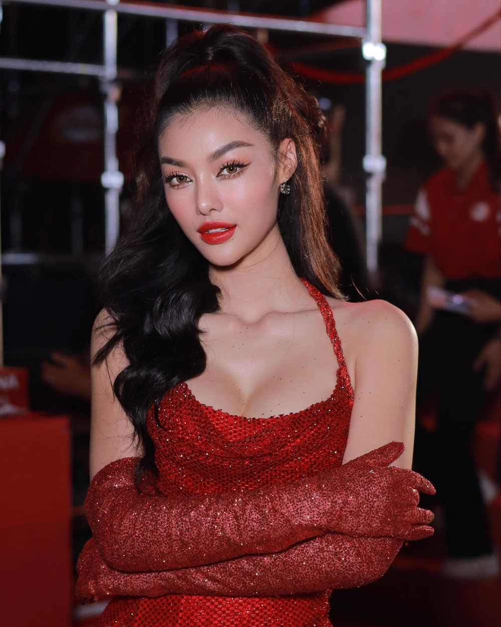 Hình ảnh làm ai cũng thắc mắc Lona Kiều Loan là ai