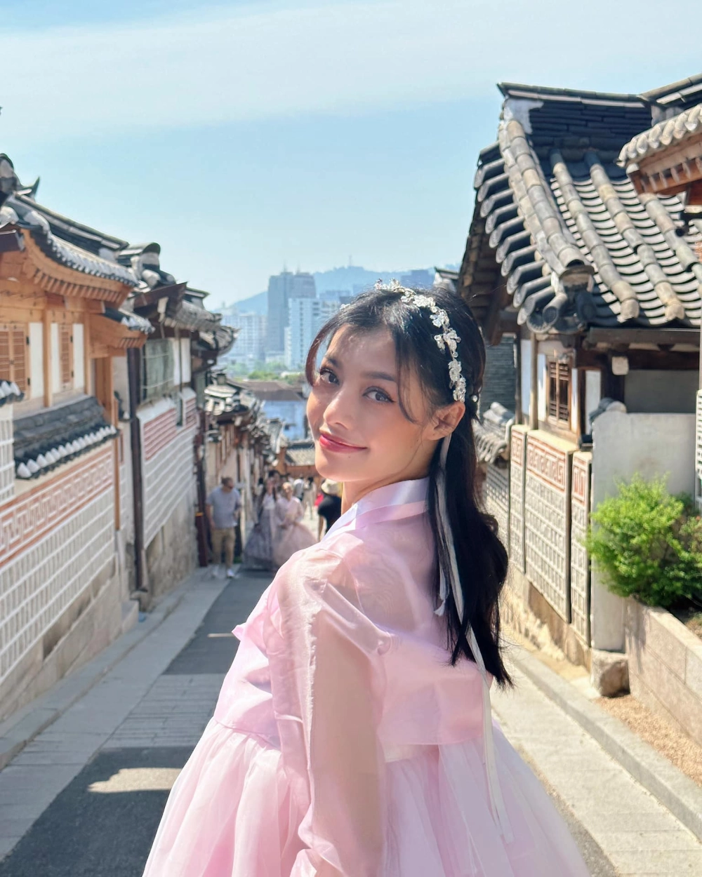 Visual sắc sảo đầy cá tính của Lona Kiều Loan