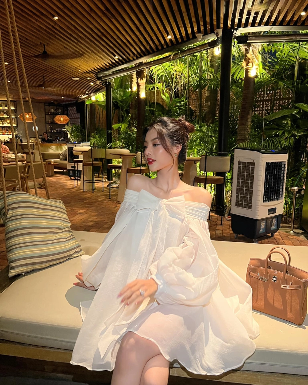 Style sang trọng đậm chất riêng của Lona Kiều