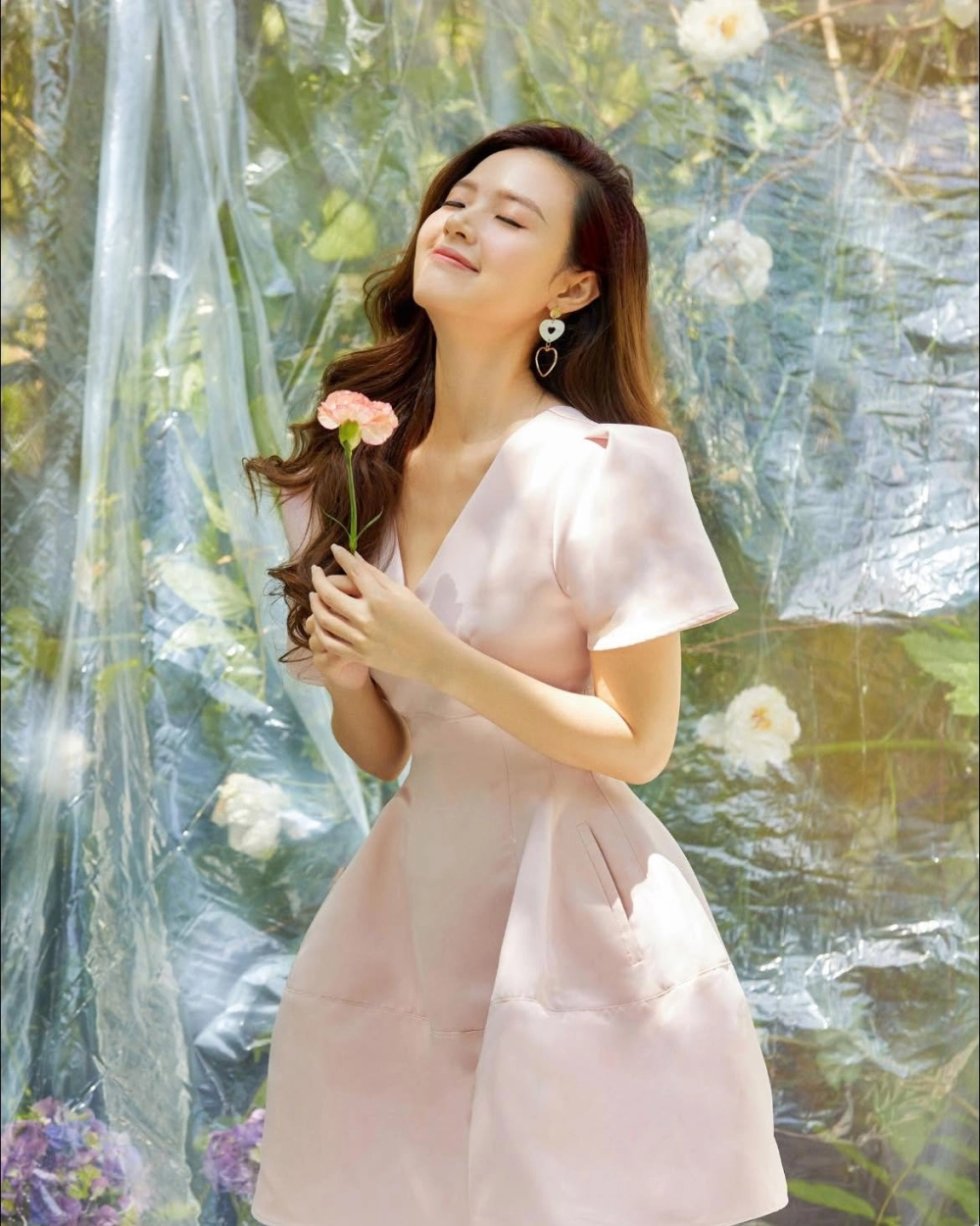 Ảnh đẹp bên bạn diễn Midu Quốc Trường