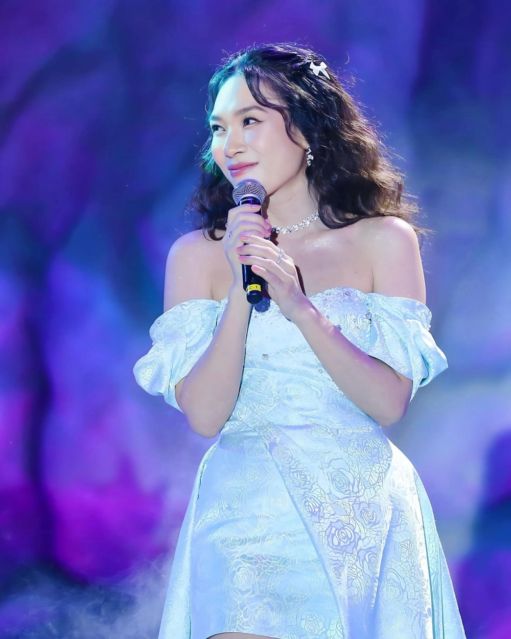 Loạt hình long lanh trong hình ảnh Mỹ Tâm mới nhất