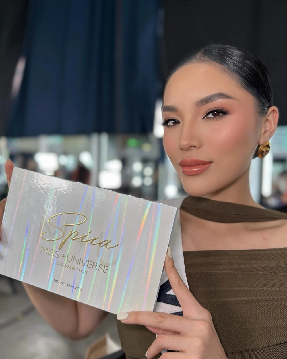 Phản ứng lạ khi Kỳ Duyên soi mu hoa hau lộ diện