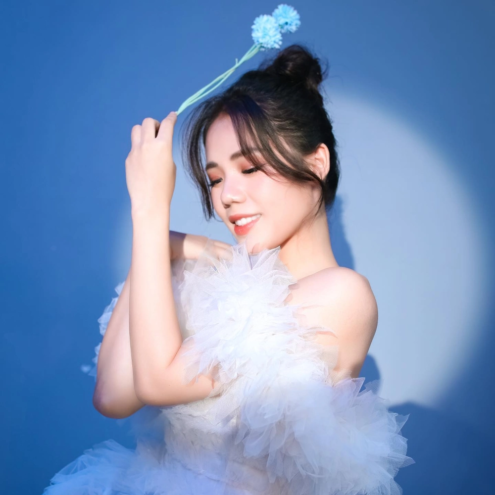 Nhan sắc tươi trẻ gợi thắc mắc Nguyễn Hương Ly sinh năm bao nhiêu