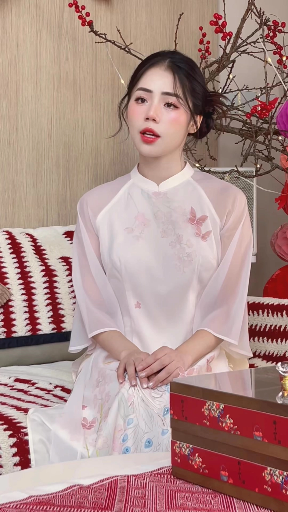 Nhan sắc tươi trẻ gợi thắc mắc Nguyễn Hương Ly sinh năm bao nhiêu