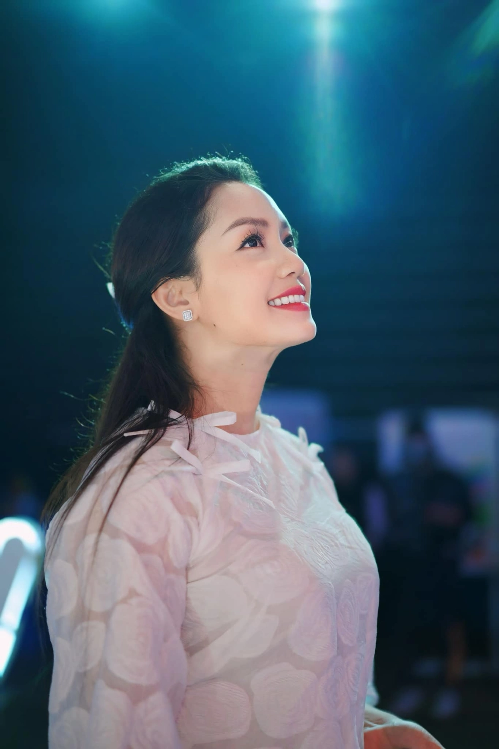 Khung cảnh lung linh hòa quyện với Nguyễn Ngọc Anh đêm huyền diệu