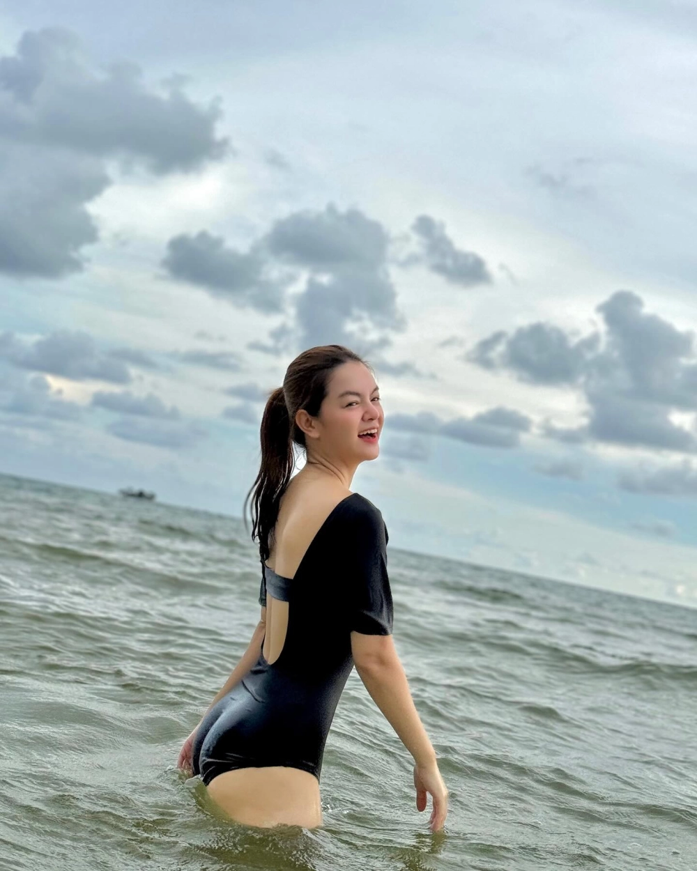 Ánh nhìn xa xăm trong lời bài hát Phạm Quỳnh Anh càng xa càng nhớ